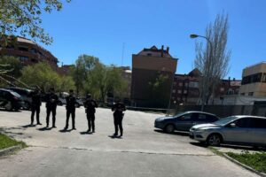 Agentes de Policía Nacional en el desalojo del edificio de la Delegación Provincial de Educación tras hallarse un artefacto explosivo