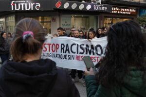 Concentración antirracista en Cuenca el 19 de marzo en repulsa a la agresión al joven inmigrante. Foto: Candela Huai Zhuo Sánchez / @candelahz.raw en Instagram