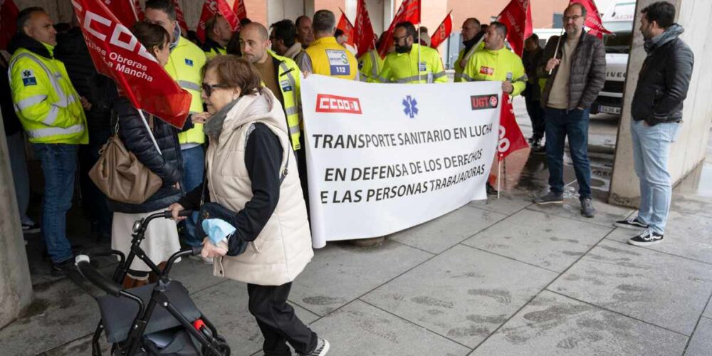 Concentración de los trabajadores del transporte sanitario en Ciudad Real. Foto: EFE/Jesús Monroy.