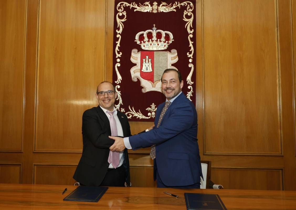 Pablo Bellido (izquierda) y Nacho Lijarcio, rubricando el acuerdo.