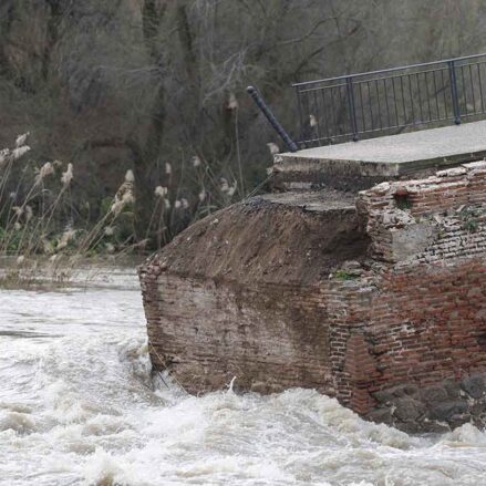 Vista de una sección del puente viejo o 'romano' derrumbado por la crecida del río Tajo a su paso por Talavera de la Reina. EFE/Manu Reino