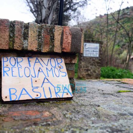 Cartel de no tirar basura en la senda ecológica a la altura de La Cornisa. Foto: Eva Díaz Pérez.