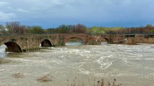 Crecida del río tajo a su paso por Talavera de la Reina (Toledo)