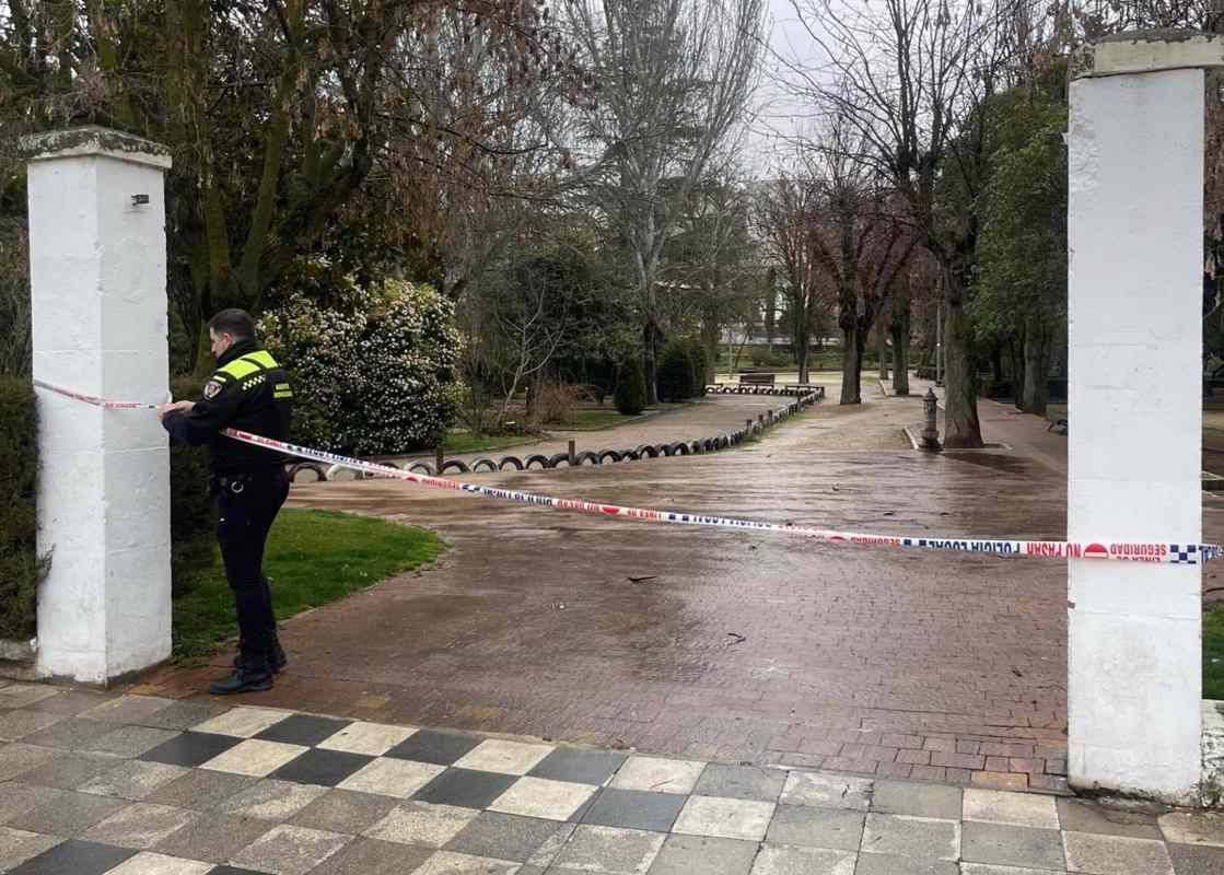 Precintado de uno de los parques de Cuenca.