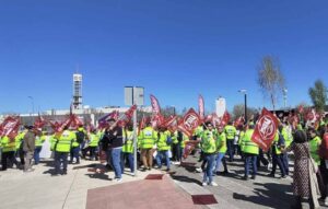 Trabajadores de emergencias sanitarias a las puertas del Hospital Universitario de Toledo. Foto: EP.
