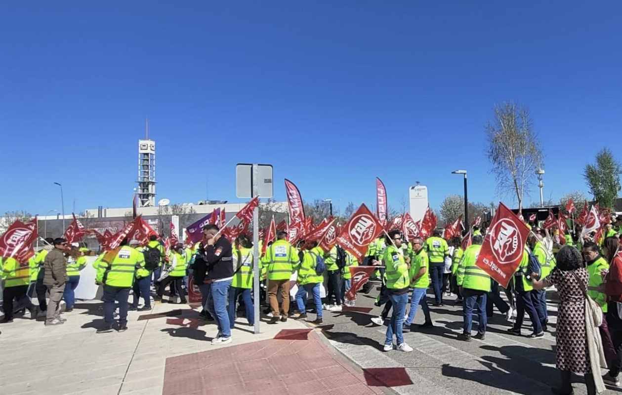 Trabajadores de emergencias sanitarias a las puertas del Hospital Universitario de Toledo. Foto: EP.
