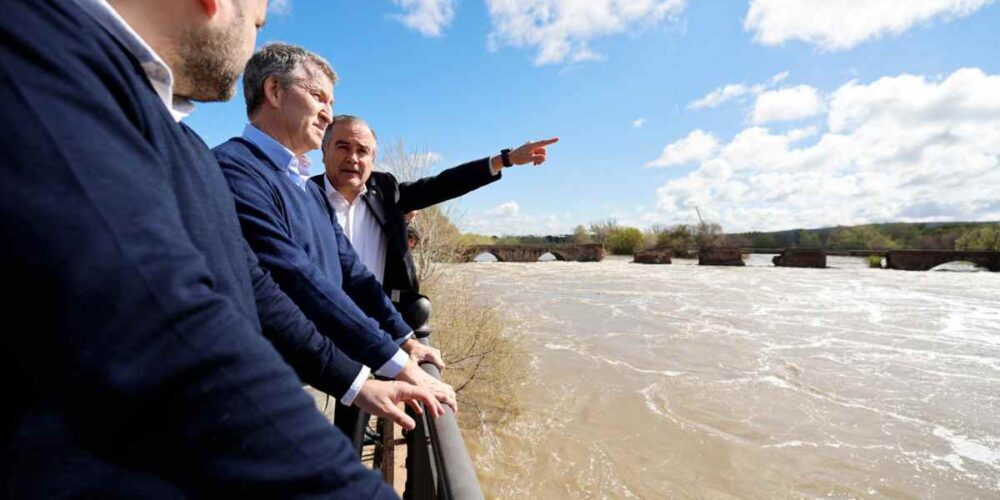 Alberto Núñez Feijóo ha visitado Talavera después del derrumbe del puente.