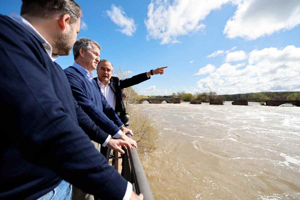 Alberto Núñez Feijóo ha visitado Talavera después del derrumbe del puente.
