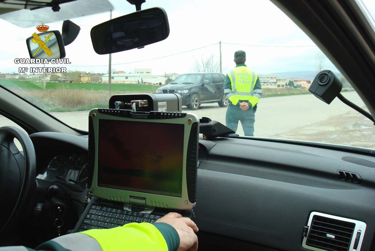 Efectivos de la Guardia Civil en un control.