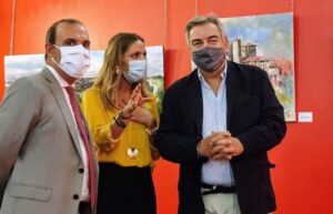 El presidente de las Cortes regionales, Pablo Bellido, y el pintor Emilio Fernández-Galiano