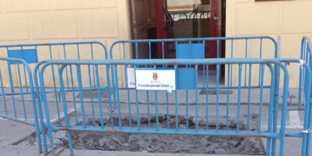 El Ayuntamiento trabaja por solucionar el hundimiento del pavimento en la plaza del Pan