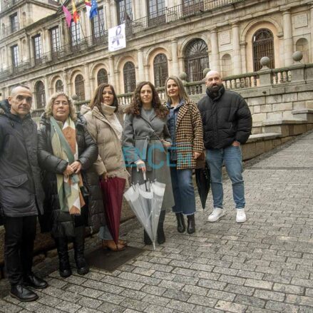 Grupo Municipal Socialista del Ayuntamiento de Toledoo, con la bandera del 8m de fondo