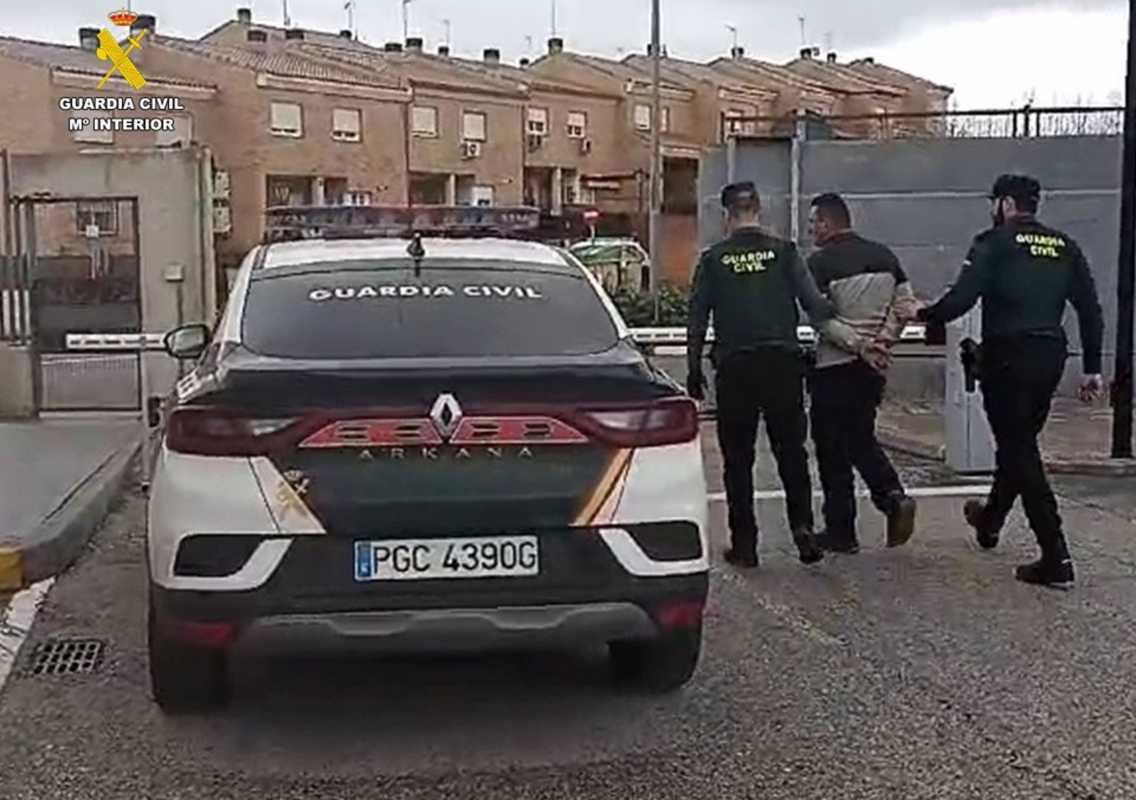 Uno de los dos detenidos por robar una gran cantidad de cobre en una empresa de Alicante.