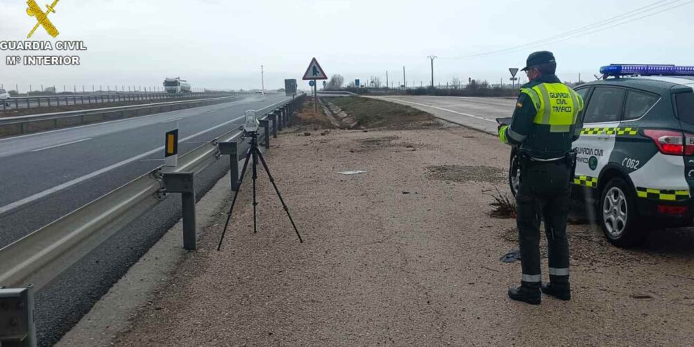 Radar de la Guardia Civil en una autovía de Castilla-La Mancha.