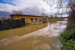 El municipio toledano de Escalona está pendiente este lunes de la evolución del caudal del río Alberche, tras la crecida del cauce que provocó el desalojo de 50 viviendas en la tarde de este domingo. EFE/Manu Reino