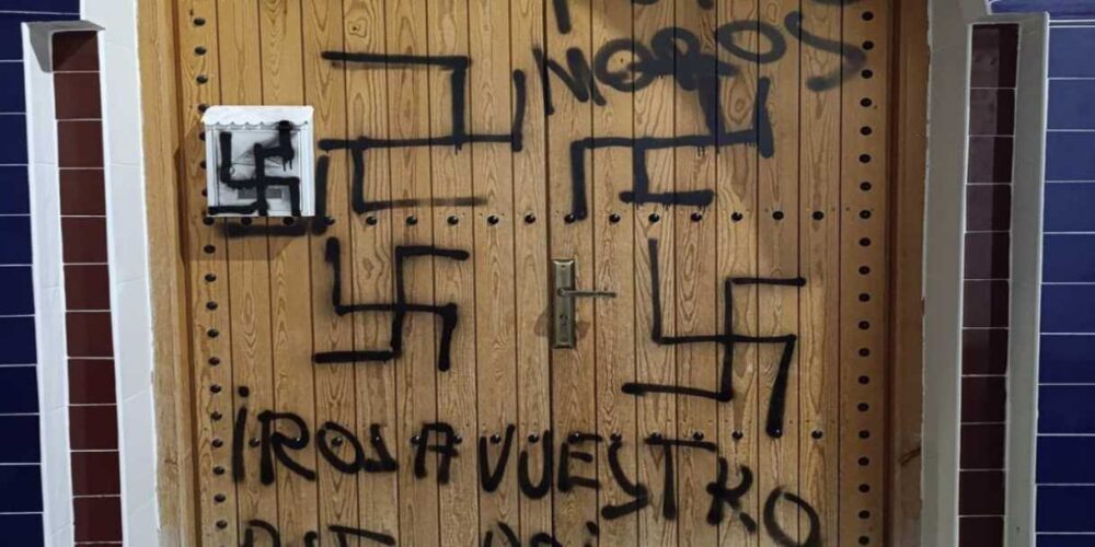 Imagen de la puerta de la Mezquita.