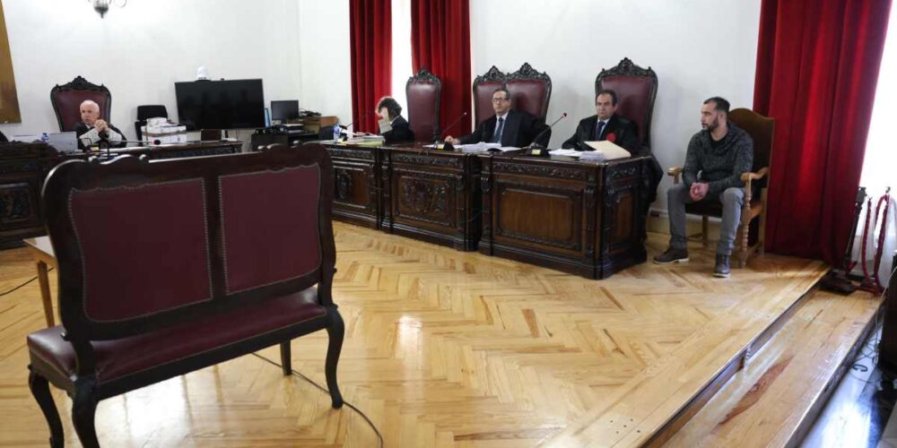 Juicio en la Audiencia de Toledo este lunes contra un hombre por el asesinato de otro a machetazos en Toledo. EFE/ Ismael Herrero.