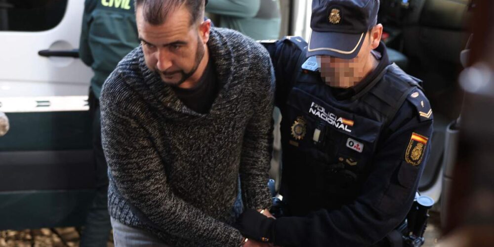 El hombre acusado por el asesinato de otro a machetazos en Toledo llega a la Audiencia Provincial de Toledo. EFE/ Ismael Herrero