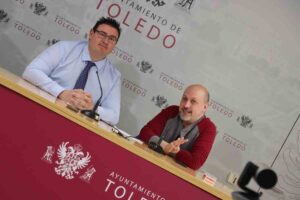 El concejal de Juventud y Festejos, José Vicente García-Toledano, y el mago Woody Aragón.