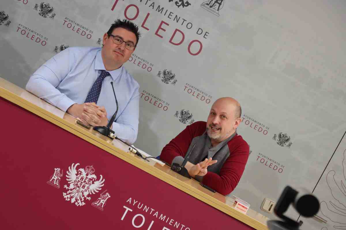 El concejal de Juventud y Festejos, José Vicente García-Toledano, y el mago Woody Aragón.