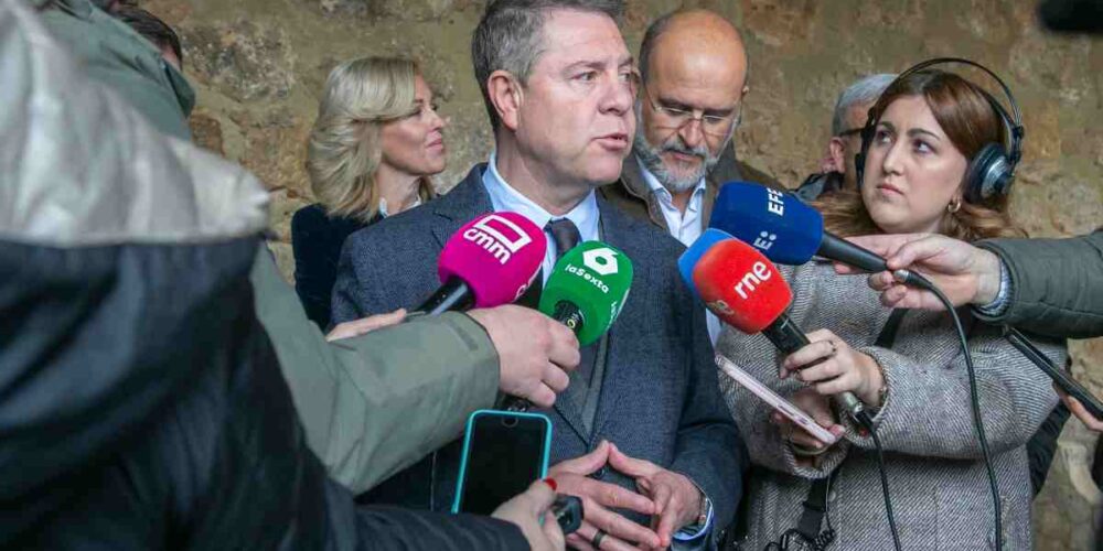 El presidente de Castilla-La Mancha, Emiliano García-Page, ha presidido, en Mira, la Comisión de Coordinación para la recuperación de esta localidad tras la DANA.