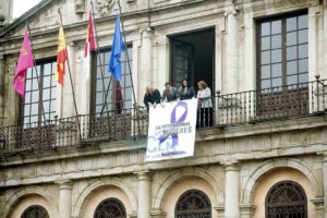 Pancarta en la fachada del Ayuntamiento de Toledo por el 8M en 2025. Foto: Rebeca Arango.