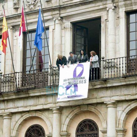 Pancarta por el 8M en el Ayuntamiento de Toledo