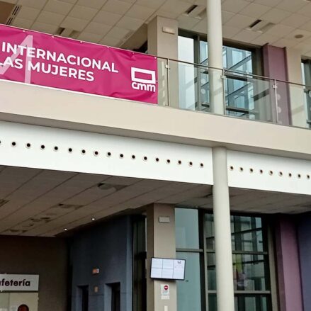 Pancarta por el 8M en CMM
