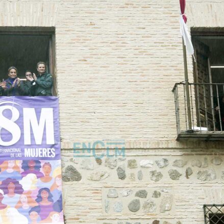 Pancarta por el 8M en el Ayuntamiento de Toledo