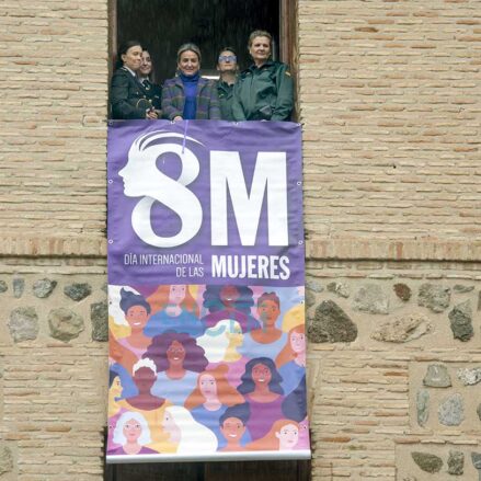 Pancarta por el 8M en el Ayuntamiento de Toledo