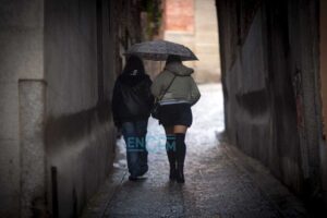 Personas con paraguas en un día de lluvia en Toledo, tiempo, precipitaciones