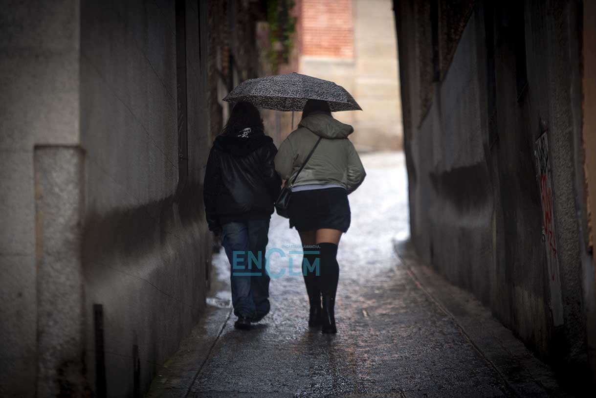Personas con paraguas en un día de lluvia en Toledo, tiempo, precipitaciones