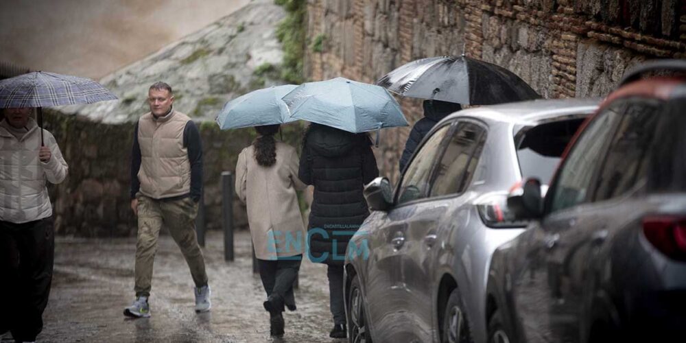 Personas con paraguas en un día de lluvia en Toledo, tiempo, precipitaciones