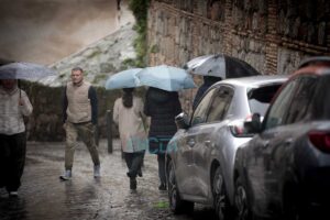 Personas con paraguas en un día de lluvia en Toledo, tiempo, precipitaciones