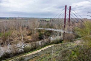 Vista de las inmediaciones del parque arqueológico de Carranque, Toledo. Agentes de la Policía Nacional española se desplazaron al paraje donde estarían los restos humanos de Heidi Paz a raíz de la confesión del autor del homicidio de la joven hondureña. EFE/ Ángeles Visdómine