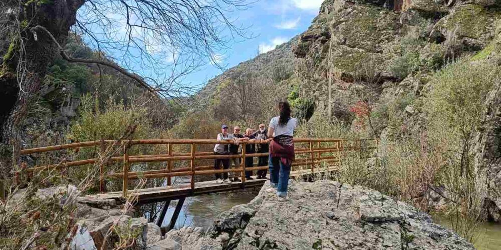 Un grupo de turistas visitan la ruta de El Boquerón del Estena en el Parque Nacional de Cabañeros este domingo. EFE/Beldad