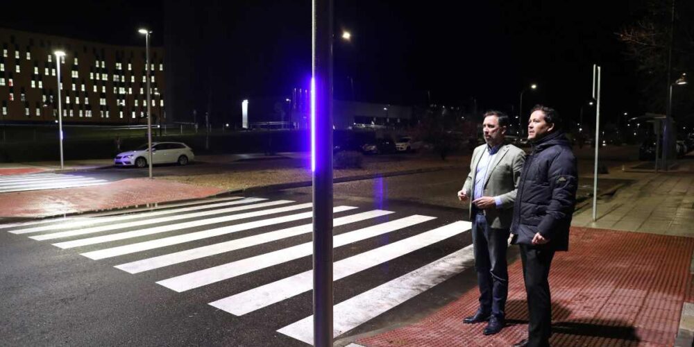 Alcalde y concejal comprobaron la nueva instalación.