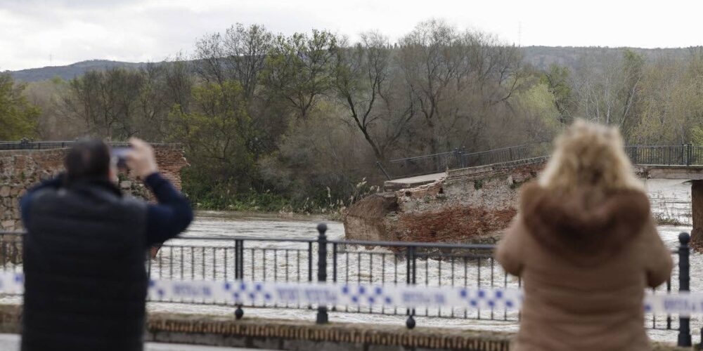 Vista del puente viejo o 'romano' derrumbado por la crecida del río Tajo a su paso por Talavera de la Reina, este domingo. EFE/Manu Reino