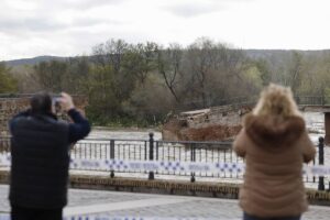 Vista del puente viejo o 'romano' derrumbado por la crecida del río Tajo a su paso por Talavera de la Reina, este domingo. EFE/Manu Reino