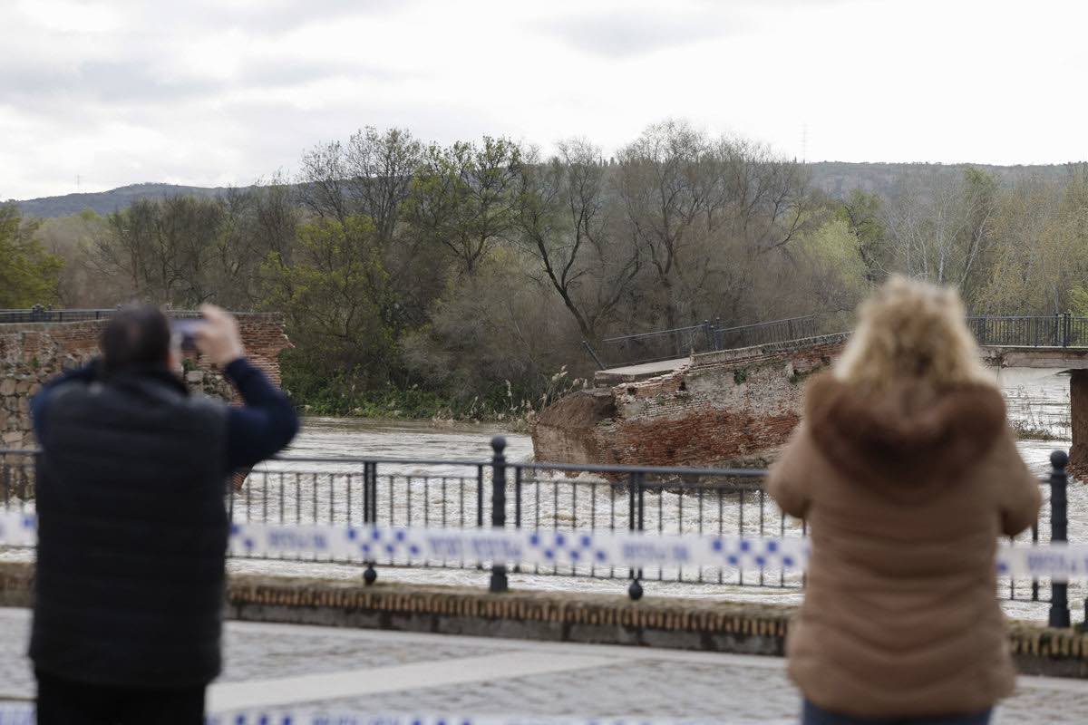 Vista del puente viejo o 'romano' derrumbado por la crecida del río Tajo a su paso por Talavera de la Reina, este domingo. EFE/Manu Reino