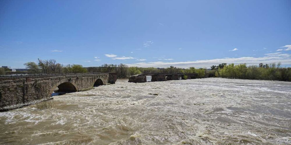 El Puente Viejo de Talavera de la Reina, parcialmente derrumbado debido a la pasada crecida del río Tajo que este lunes ha bajado su caudal. EFE/Manu Reino