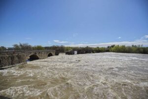 El Puente Viejo de Talavera de la Reina, parcialmente derrumbado debido a la pasada crecida del río Tajo que este lunes ha bajado su caudal. EFE/Manu Reino