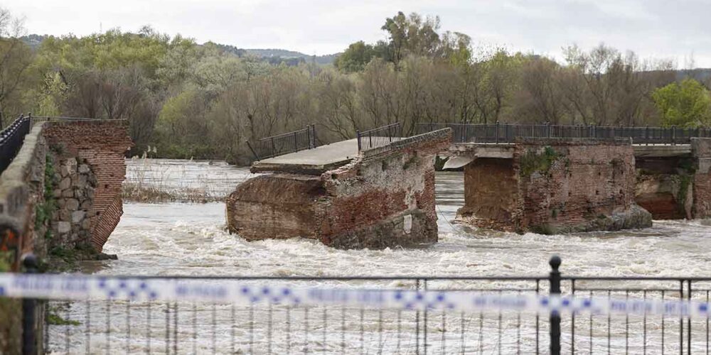Vista del puente viejo o 'romano' derrumbado por la crecida del río Tajo a su paso por Talavera de la Reina. EFE/Manu Reino