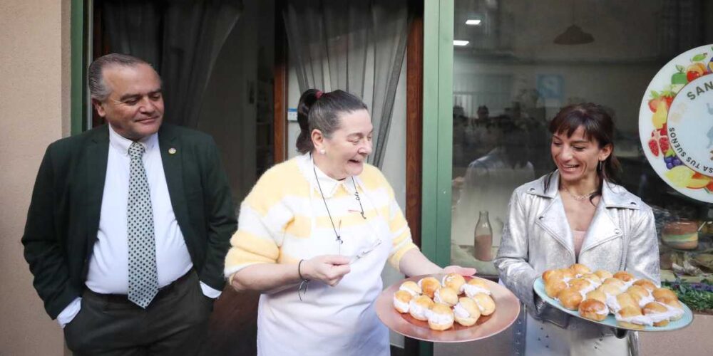 Gregorio, Inma González y Sandra Sánchez, con las bambas.
