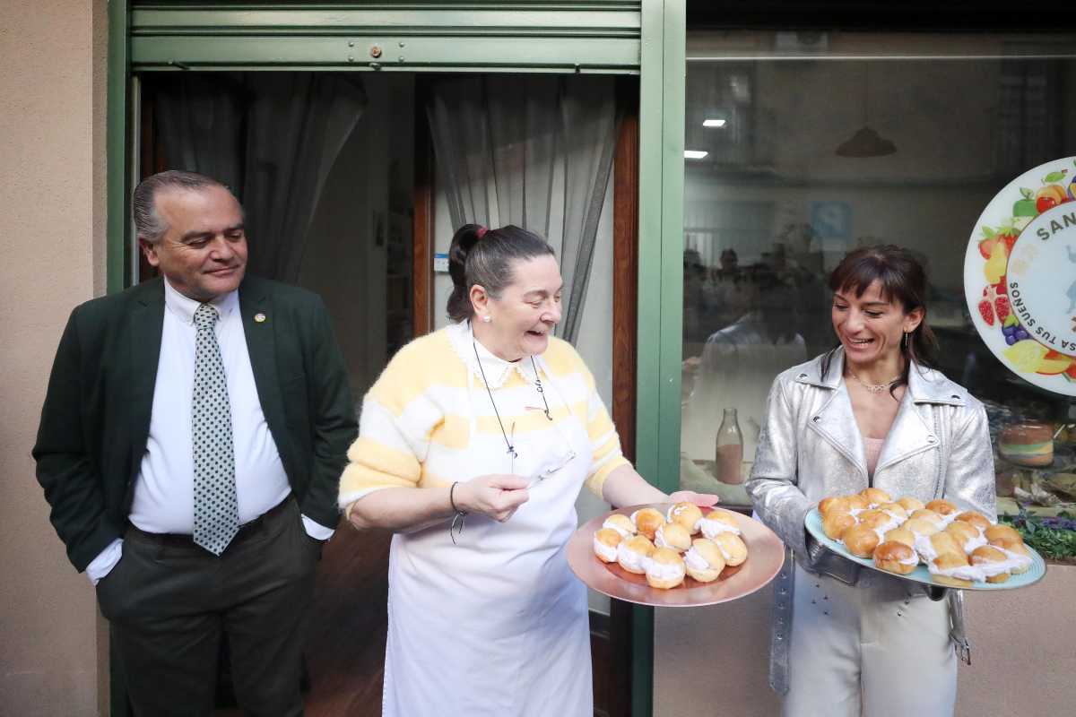 Gregorio, Inma González y Sandra Sánchez, con las bambas.