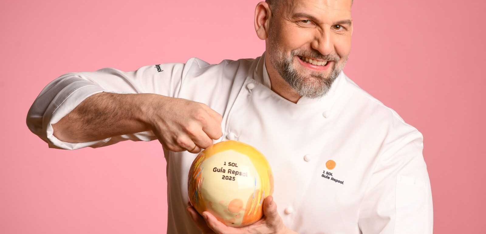 El chef Jesús Segura de los restaurantes Casas Colgadas, recibe su Sol Repsol por su otro restaurante "Casa de la Sirena"