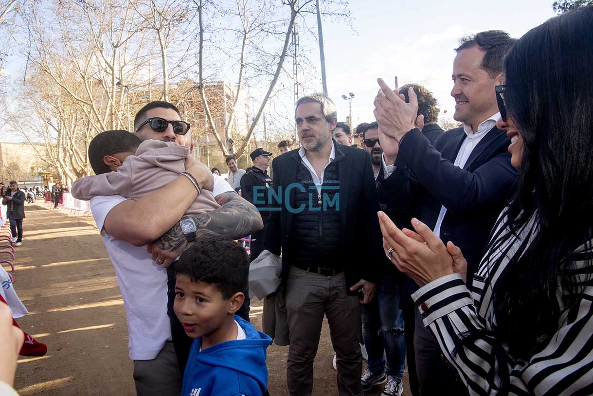 Un momento de la multitudinaria visita de Ilia Topuria a Toledo. Foto: Rebeca Arango.
