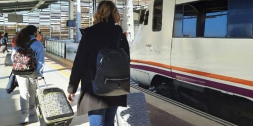 Viajeros en un andén Foto: Renfe