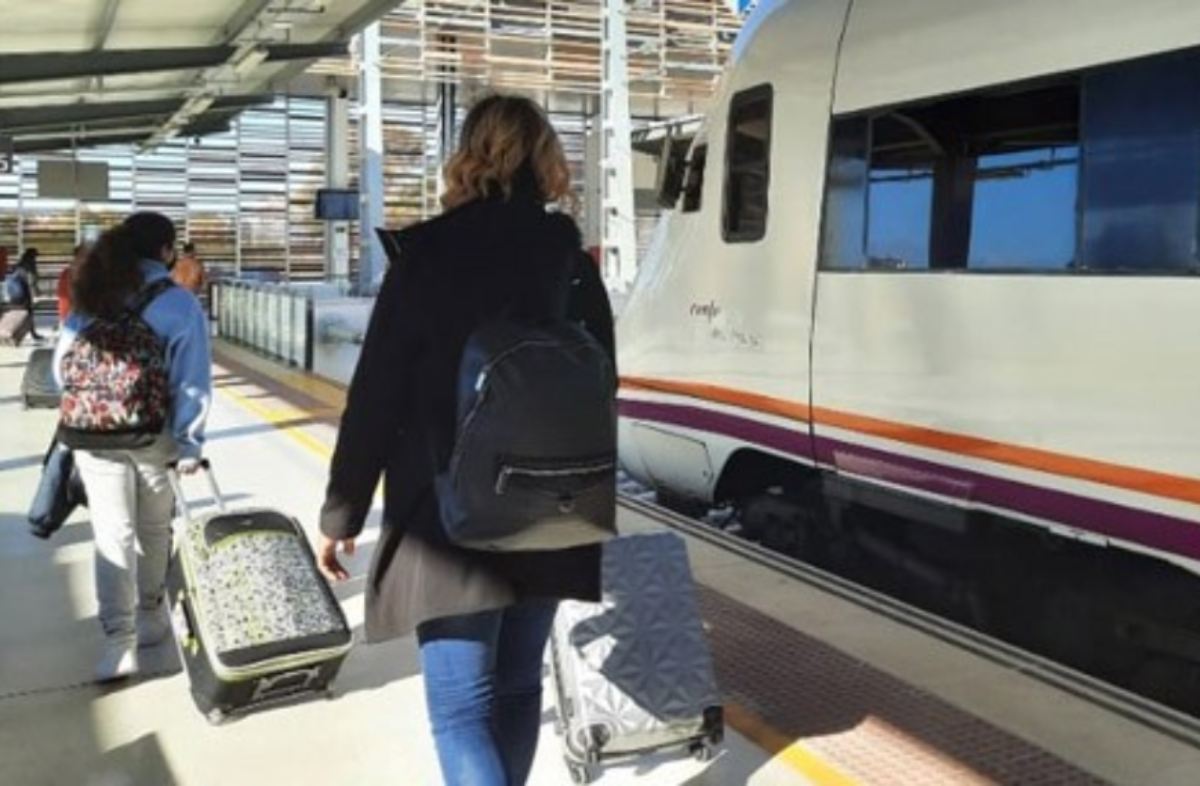 Viajeros en un andén Foto: Renfe