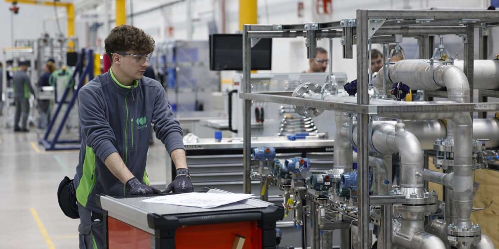Trabajadores en su jornada laboral en la empresa Accelera by Cummins. Foto: Marcial // EFE.